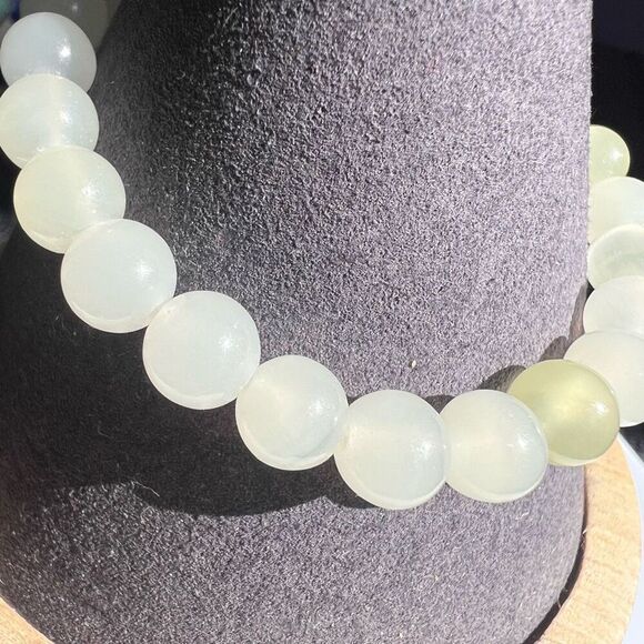 Light Yellow Jade Beaded Stretch Bracelet - Picture 2 of 7